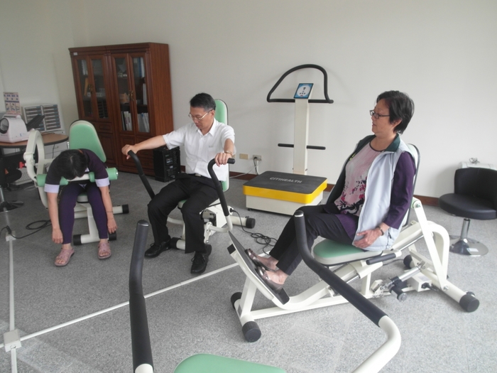 107年05月01日(二)國健署至樂活館參訪，郭毓仁院長向貴賓介紹園藝治療並進行微循環、環狀等速運動器等體驗。圖片