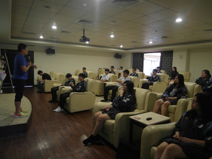 107年04月30日(一)大興高中師生至樂活館參訪，由郭毓仁院長及養生與健康行銷學系-宮輔辰系主任，向同學介紹健康學院及健康系。圖片