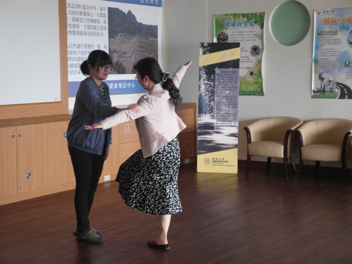 107年03月14日(三)日本弘前大學師生至樂活館參訪，並進行氣場儀檢測和音樂及光波療癒等體驗。圖片