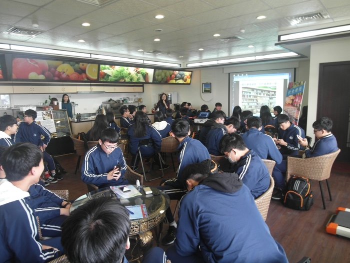 107年03月09日(五)醒吾高中高三學生至樂活館健康小舖參訪，保營系林竫怡主任帶領學生「健康樂活享受人生」，並讓學生品嚐純天然自製優格。圖片