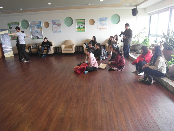 107年1月22日(一)參加本校冬令營的陸生至樂活館參訪，進行音樂光波療癒及氣場儀檢測等體驗。圖片