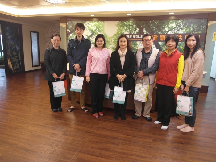 107年1月19日(五)國健署至樂活館參訪，進行音樂光波療癒、氣場儀及微循環檢測、水平加速度運動床、舒壓加速度運動床及垂直加速度運動器等體驗。圖片